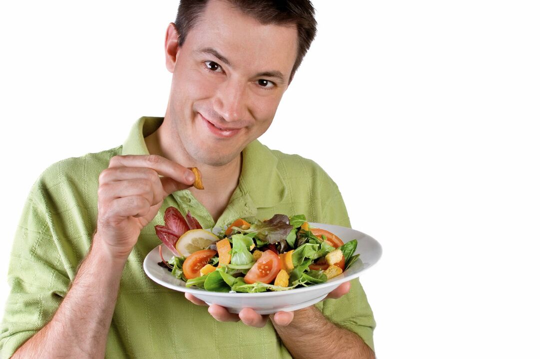 az ember zöldségsalátát eszik a hatás kedvéért